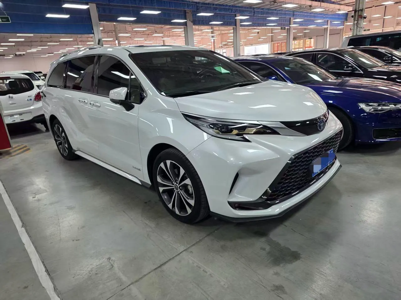 Toyota 2023 Grevia HYBRID 2.5 Stepless Premium PLUS Edition Automatic Gear 2