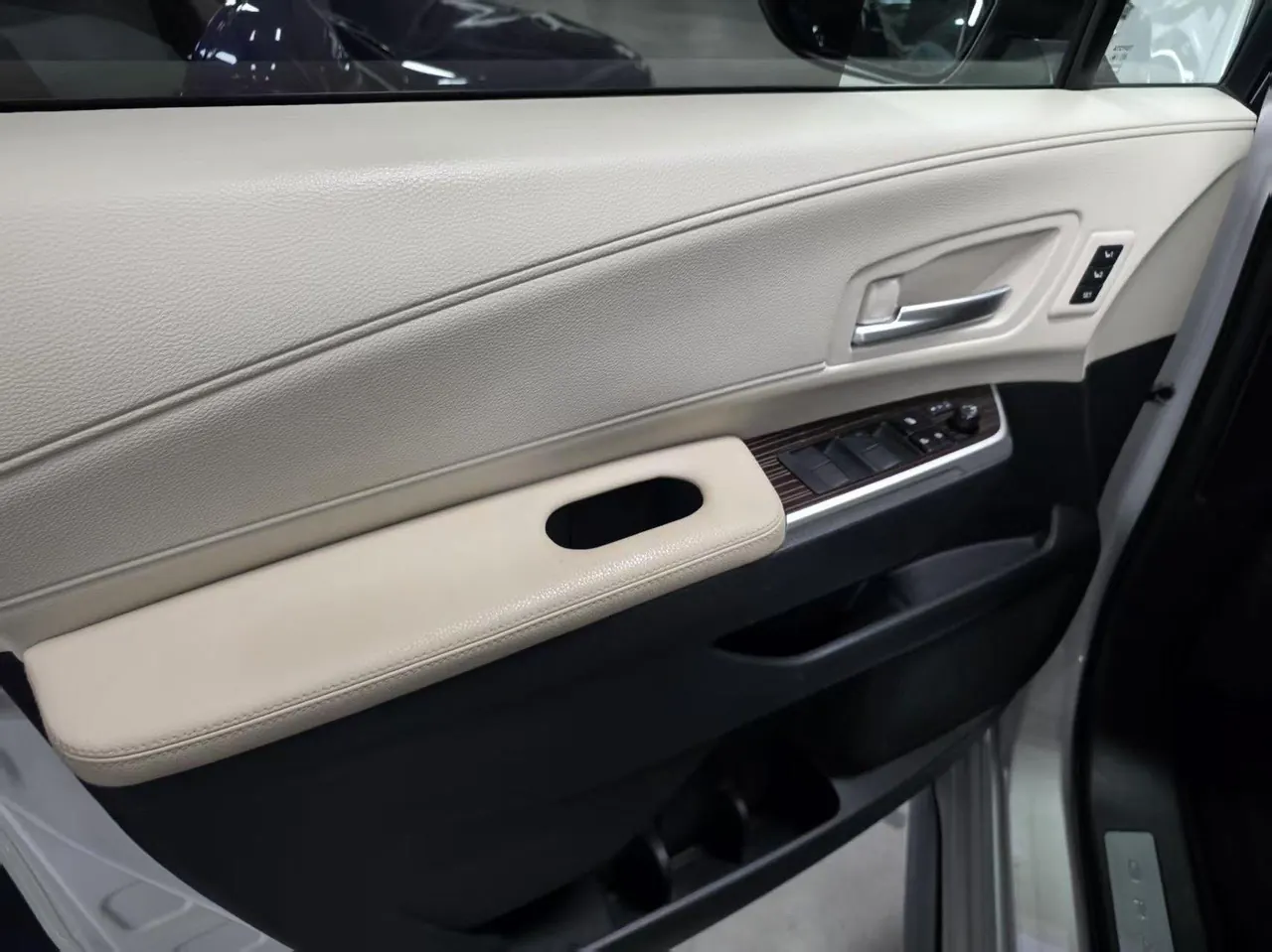 Toyota 2023 Grevia HYBRID 2.5 Stepless Premium PLUS Edition Automatic Gear 9