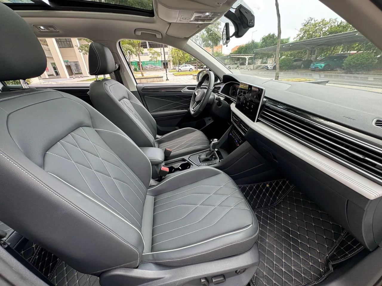 Volkswagen 2024 Tiguan L 1.5TSI 300TSI Two‑Wheel‑Drive Longteng Edition Automatic Transmission 12