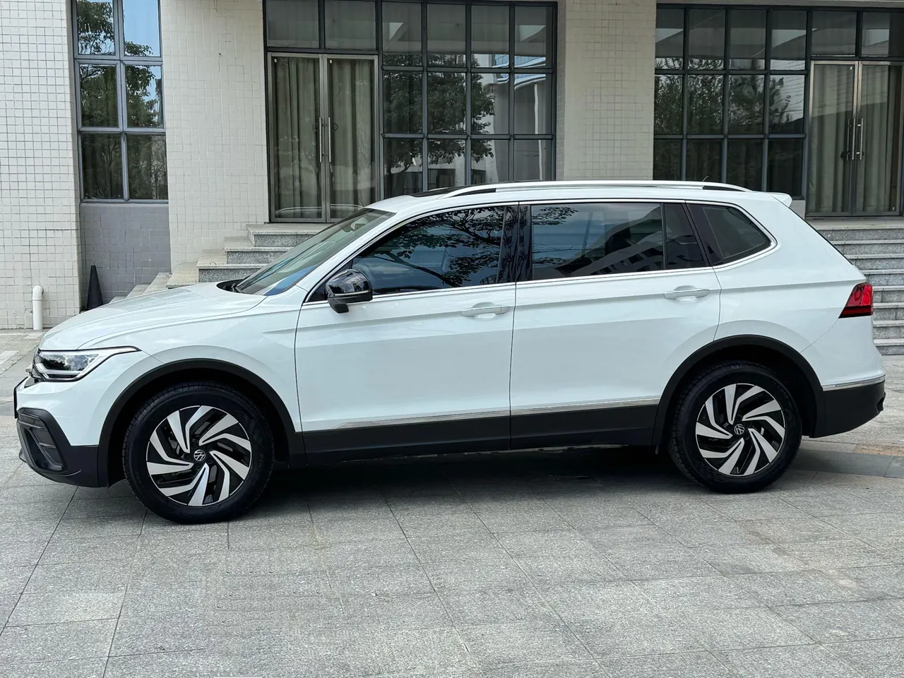 Volkswagen 2024 Tiguan L 1.5TSI 300TSI Two‑Wheel‑Drive Longteng Edition Automatic Transmission 4