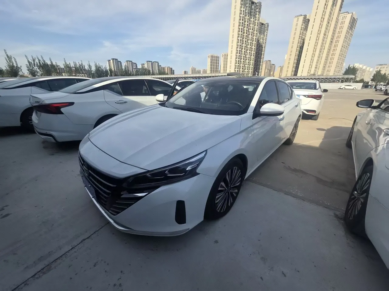 Открыть галерею: Nissan 2024 Teana 2.0 Stepless SV Black Gold Edition Automatic Gear