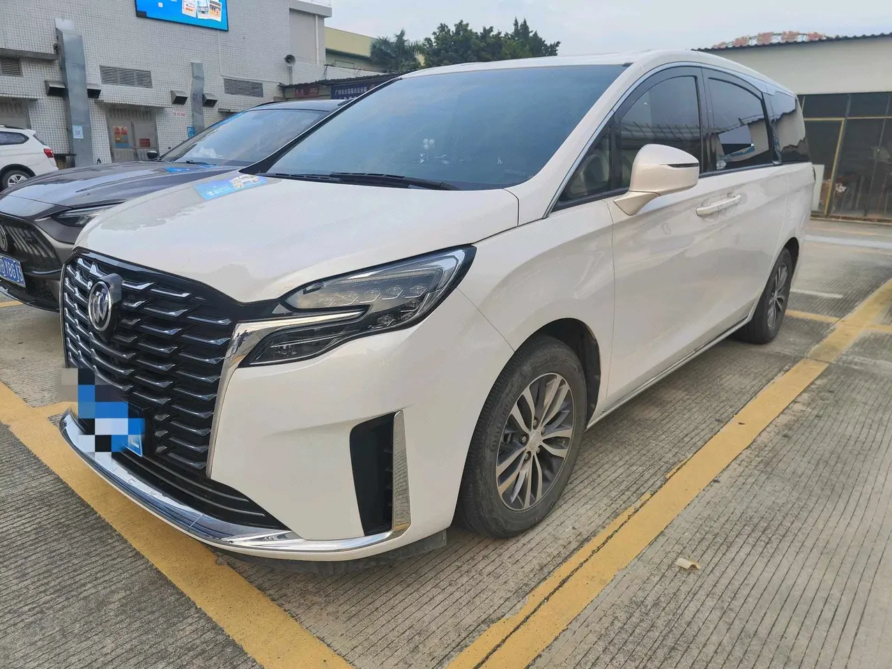 Открыть галерею: Buick 2023 GL8 ES Lu Zun 48V 2.0T 653T Comfortable Automatic Gear
