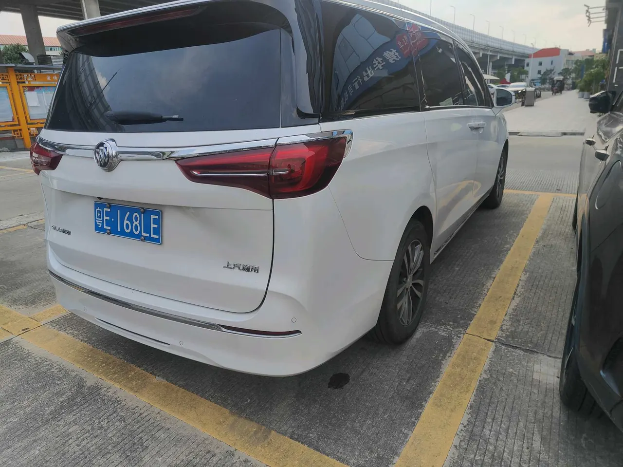 Buick 2023 GL8 ES Lu Zun 48V 2.0T 653T Comfortable Automatic Gear 2