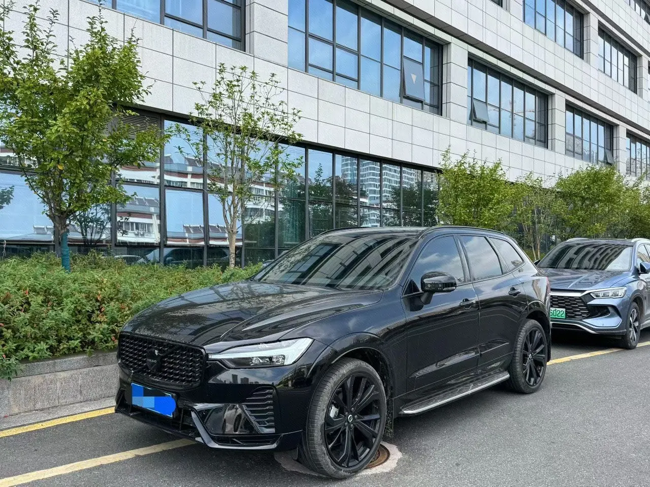 打开图片灯箱:Volvo 2026 XC60 48V 2.0T B5 4-wheel drive Zhiyuan polar night black version automatic gear