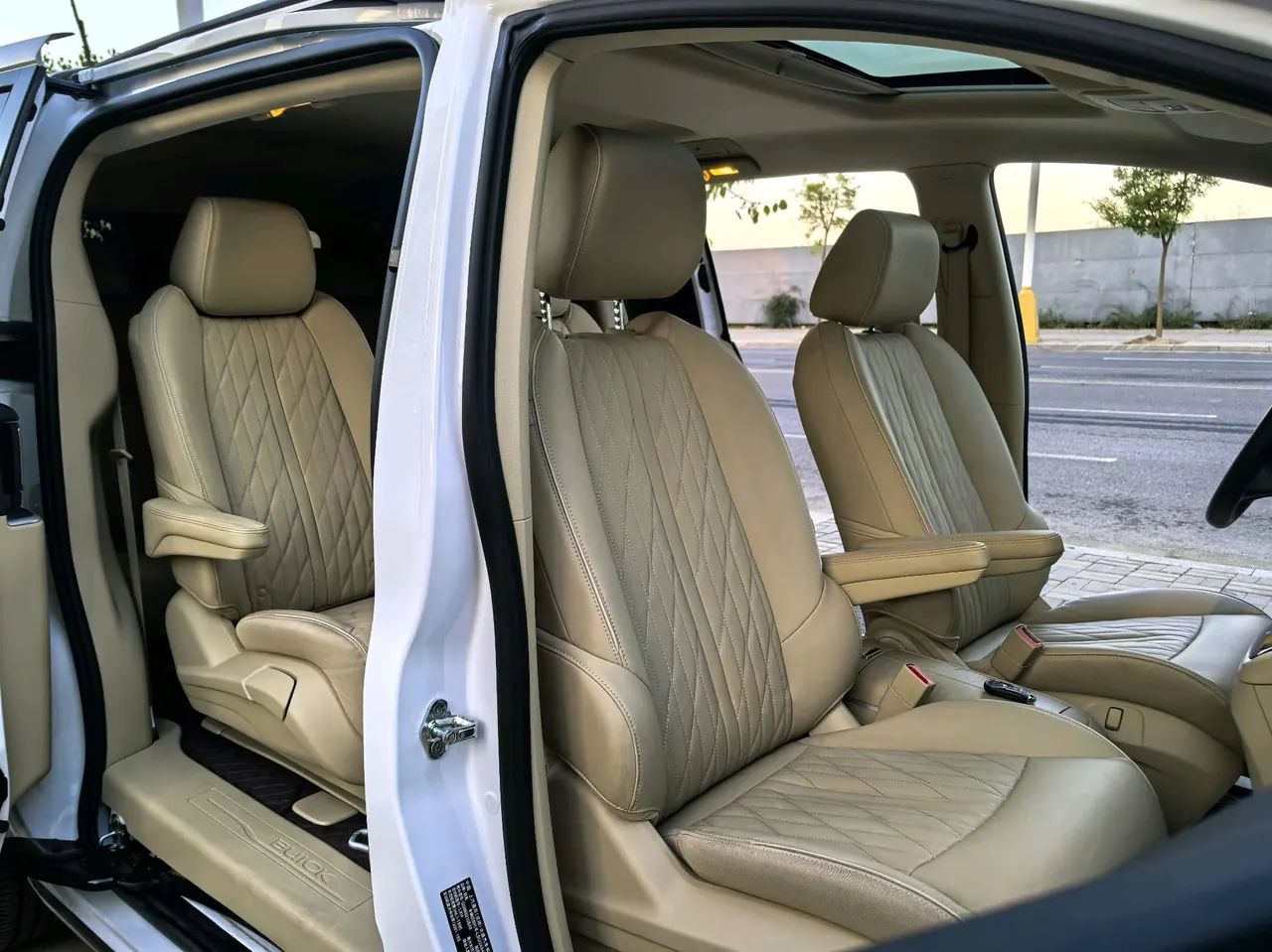 Buick 2023 GL8 Land Business Class 48V 2.0T 652T Luxury Automatic Gear 11