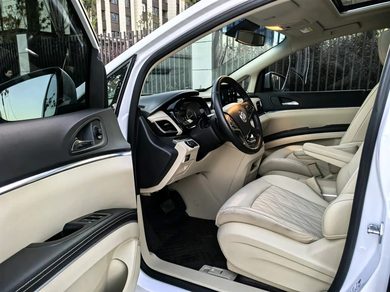 Buick 2023 GL8 Land Business Class 48V 2.0T 652T Luxury Automatic Gear 7