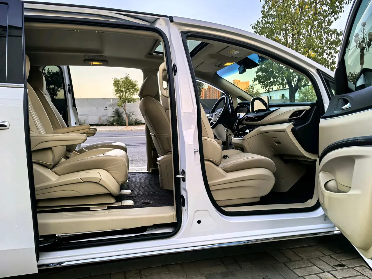 Buick 2023 GL8 Land Business Class 48V 2.0T 652T Luxury Automatic Gear 8