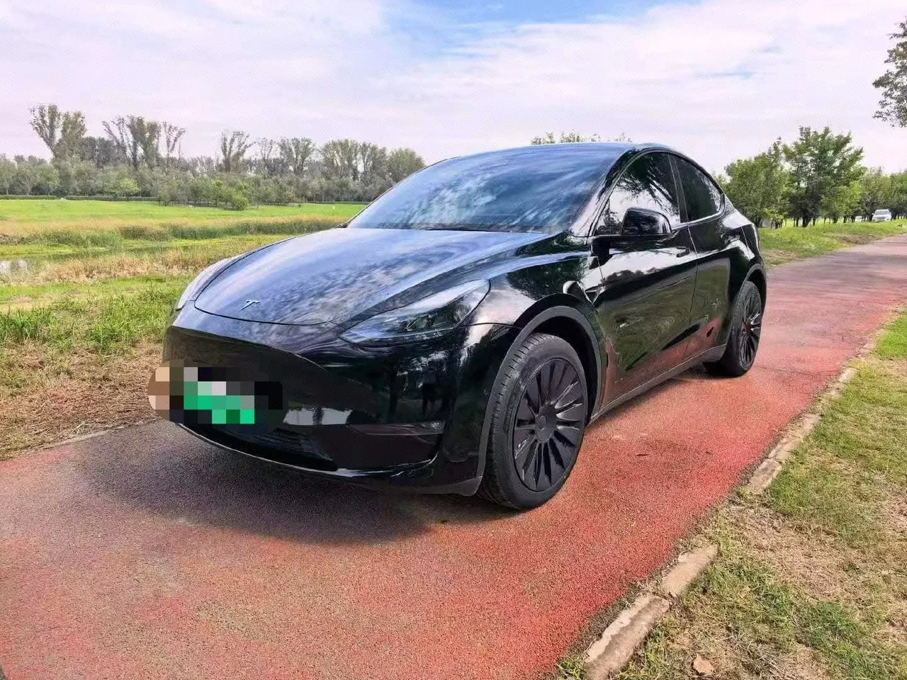 Open image lightbox: Tesla 2023 Model Y long endurance all-wheel drive version automatic transmission