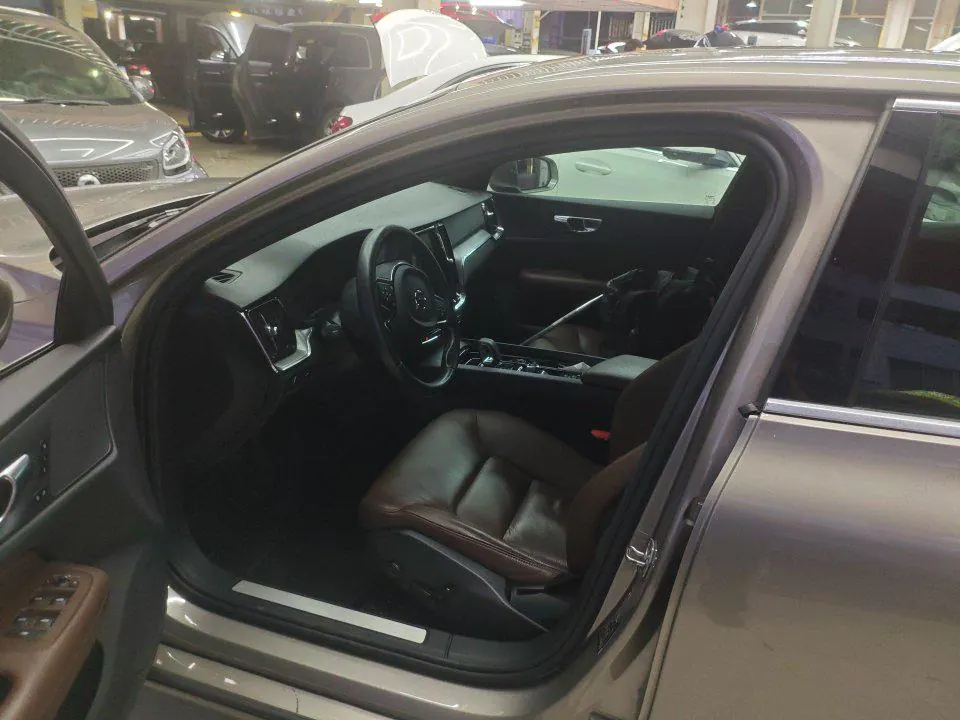 Volvo 2022 S60 48V 2.0T B4 Zhiyuan Deluxe Edition Automatic Gear 2
