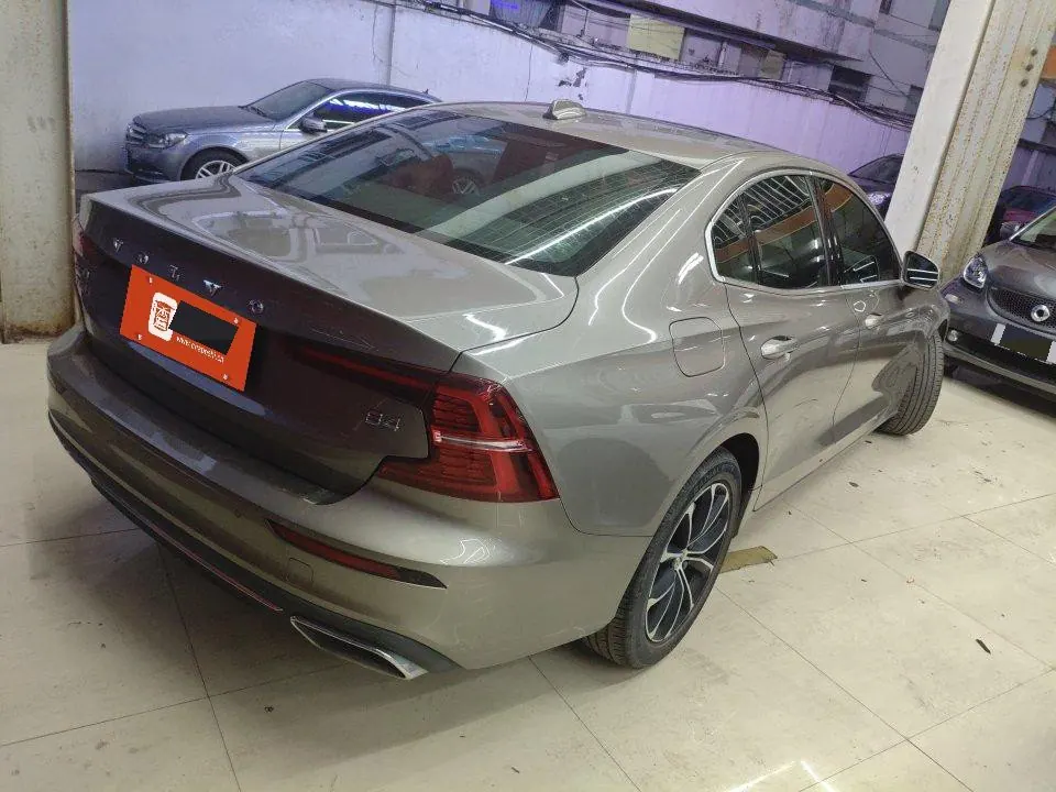 Volvo 2022 S60 48V 2.0T B4 Zhiyuan Deluxe Edition Automatic Gear 5
