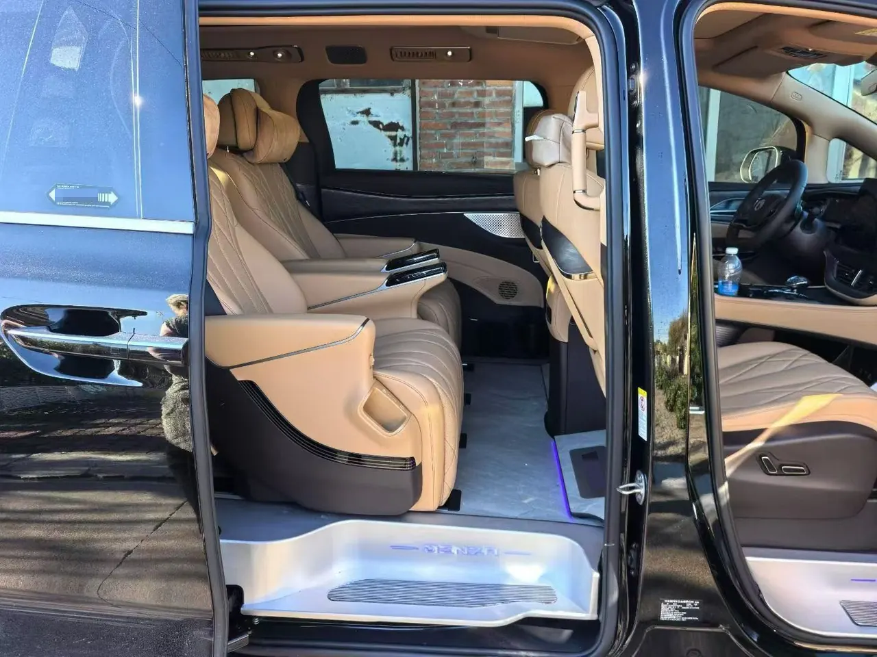 Denza 2025 Denza D9 DM-i 1.5T stepless four-wheel drive automatic gear 8