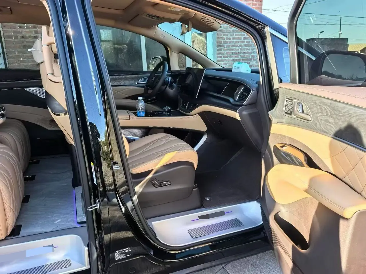 Denza 2025 Denza D9 DM-i 1.5T stepless four-wheel drive automatic gear 9