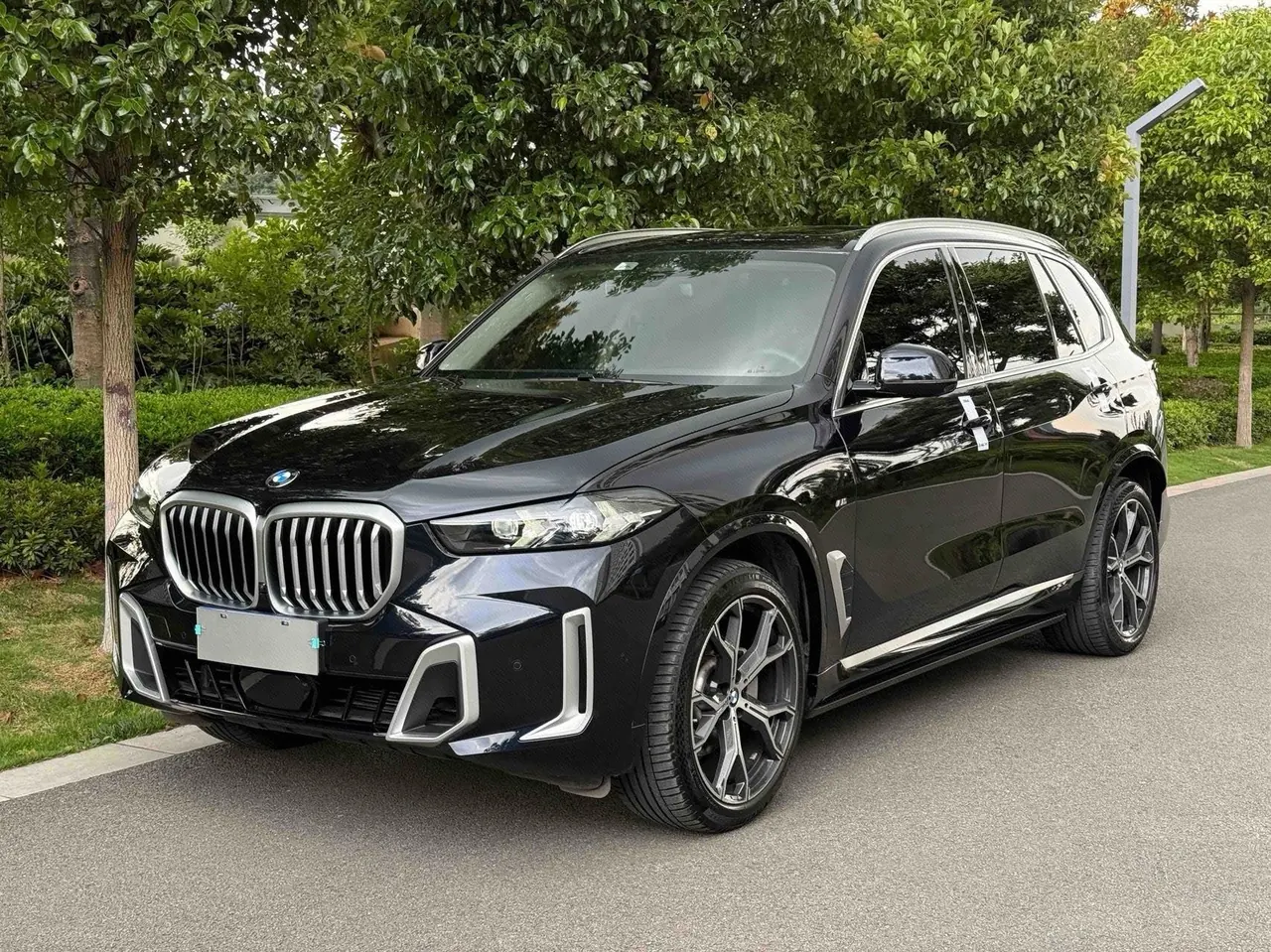 打开图片灯箱:BMW 2023 X5 xDrive30Li 48V 2.0T exclusive m sports obsidian night suit automatic gear