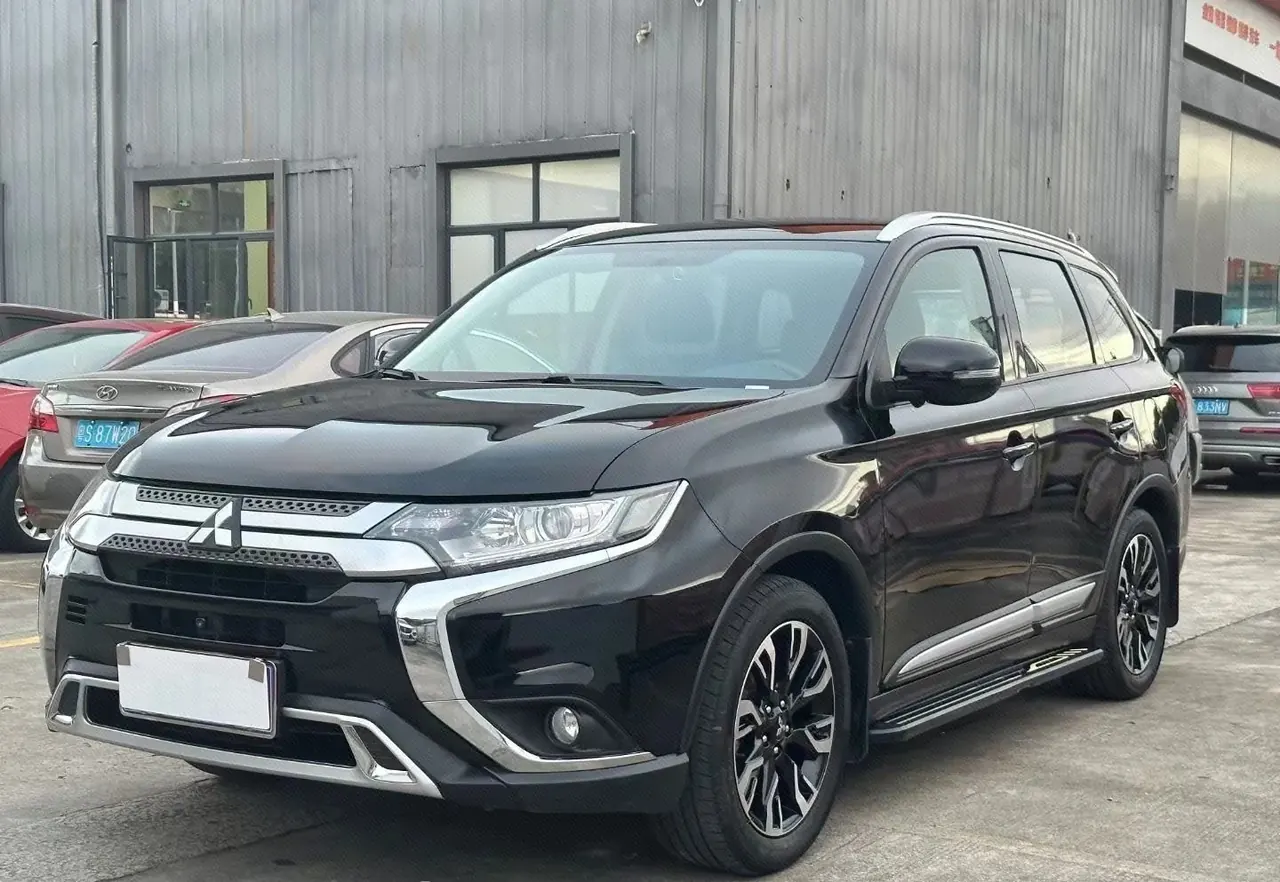 Open image lightbox: Mitsubishi 2020 Outlander 2.0 Stepless Two-Drive Enjoy Edition 5-seat Automatic Gear