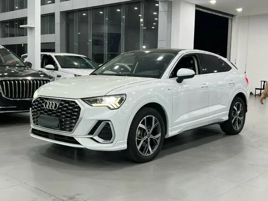 Открыть галерею: Audi 2020 Q3 Sportback 2.0TFSI 40TFSI Fashion Automatic