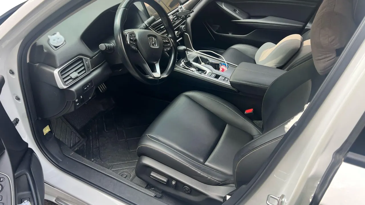 Honda 2022 10th Generation Accord 1.5T Stepless 260TURBO Magic Night Premium Edition Automatic Gear 3