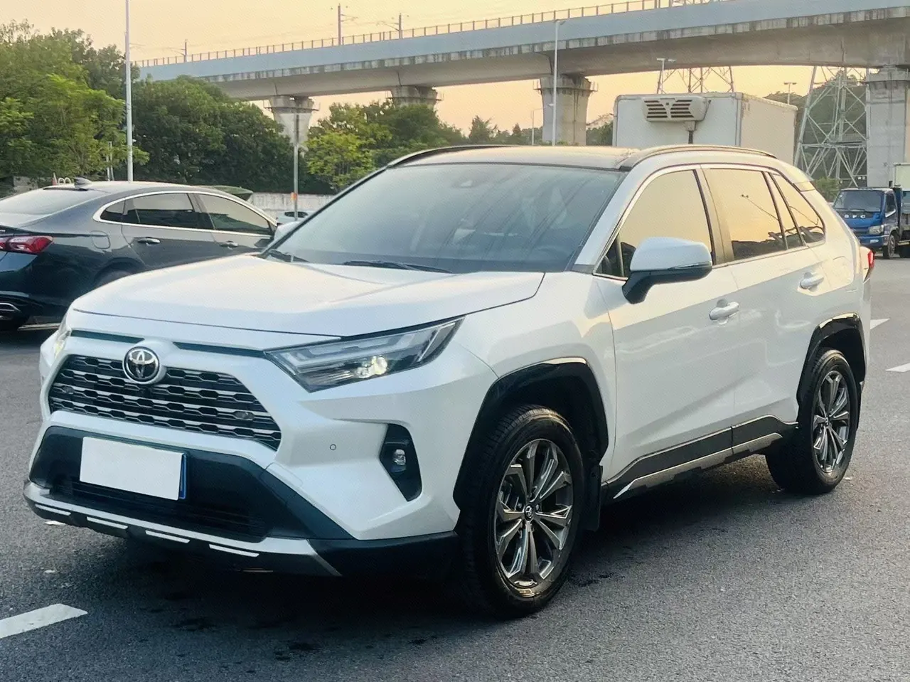 Open image lightbox: Toyota 2023 RAV4 Rongbo 2.0 Stepless Two-Drive Fashion Plus Edition Automatic Gear