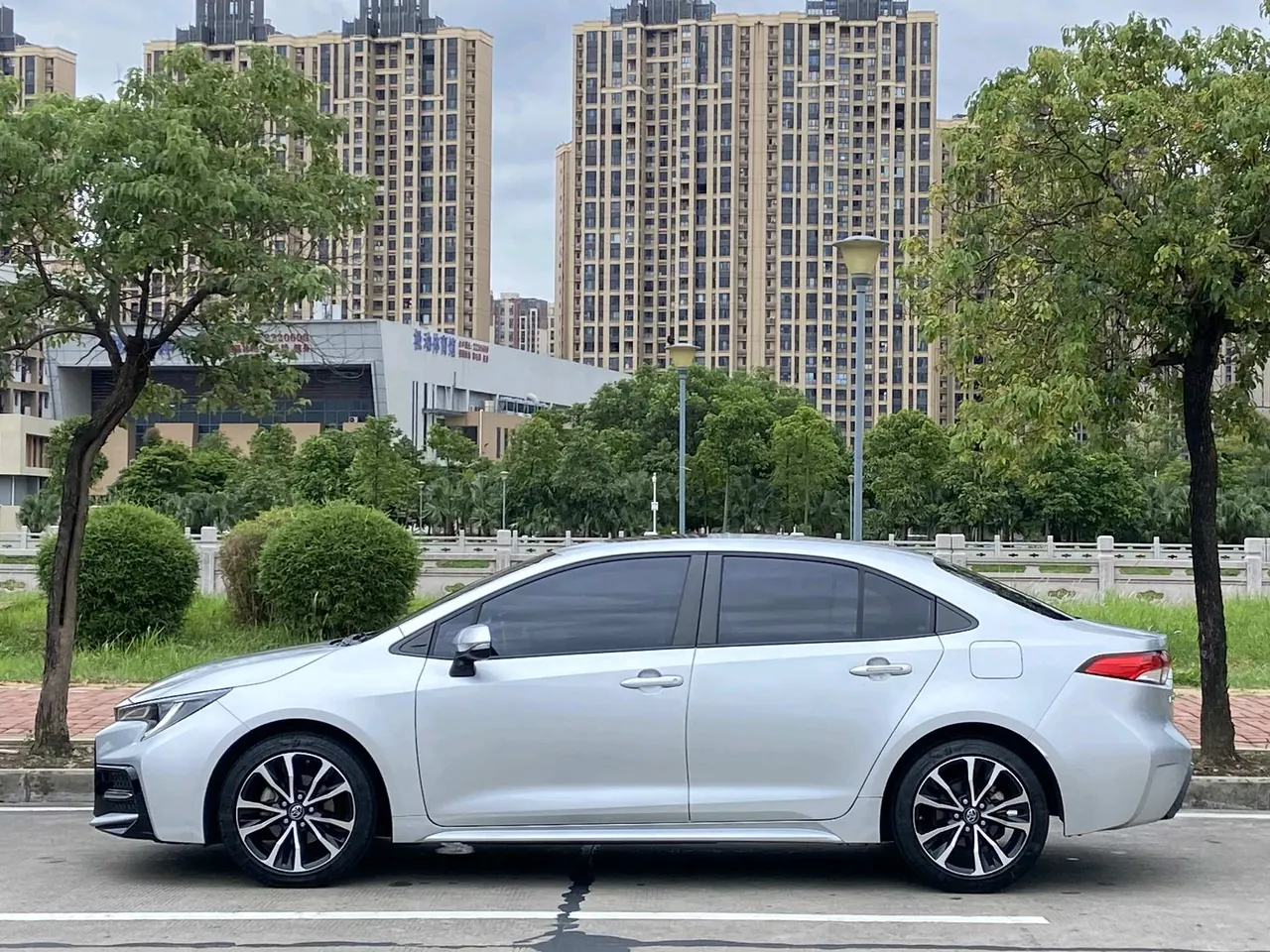 Toyota 2021 Lei Ling 1.2T Stepless 185T Sports Edition Automatic Gear 3