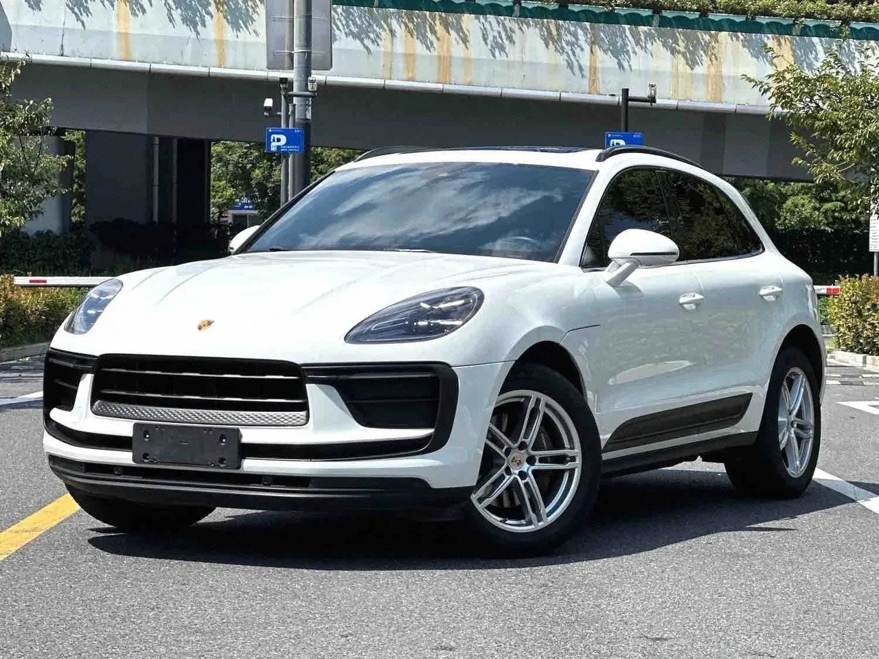 Открыть галерею: Porsche Macan (Imported) 2023 Macan 2.0T Automatic Gear