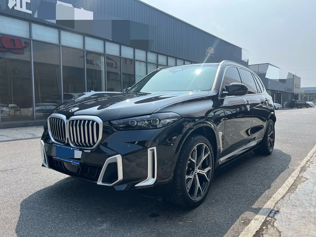 打开图片灯箱:BMW 2023 X5 xDrive30Li 48V 2.0T exclusive M sports suit automatic gear
