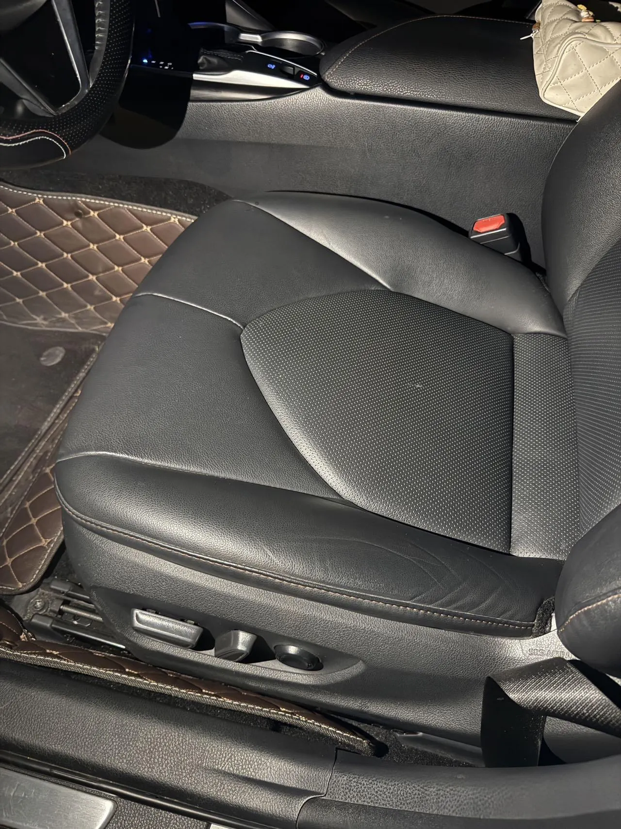 Toyota 2023 Camry 2.0G Stepless Deluxe Edition Automatic Gear 3