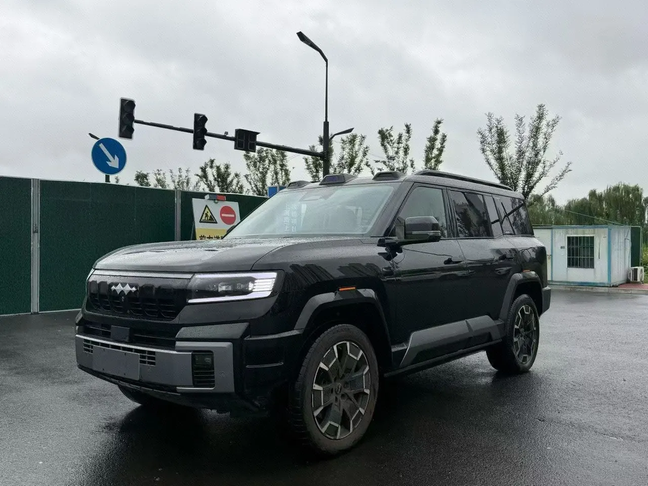 FangChengBao 2025 Leopard 8 2.0T Stepless Zhiyong Flagship Edition 6-seat Automatic Gear - View 1