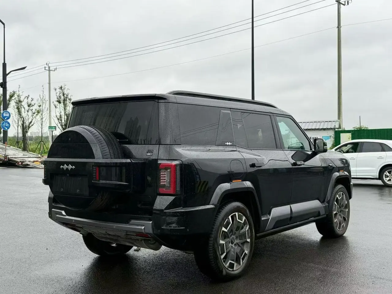 FangChengBao 2025 Leopard 8 2.0T Stepless Zhiyong Flagship Edition 6-seat Automatic Gear 3