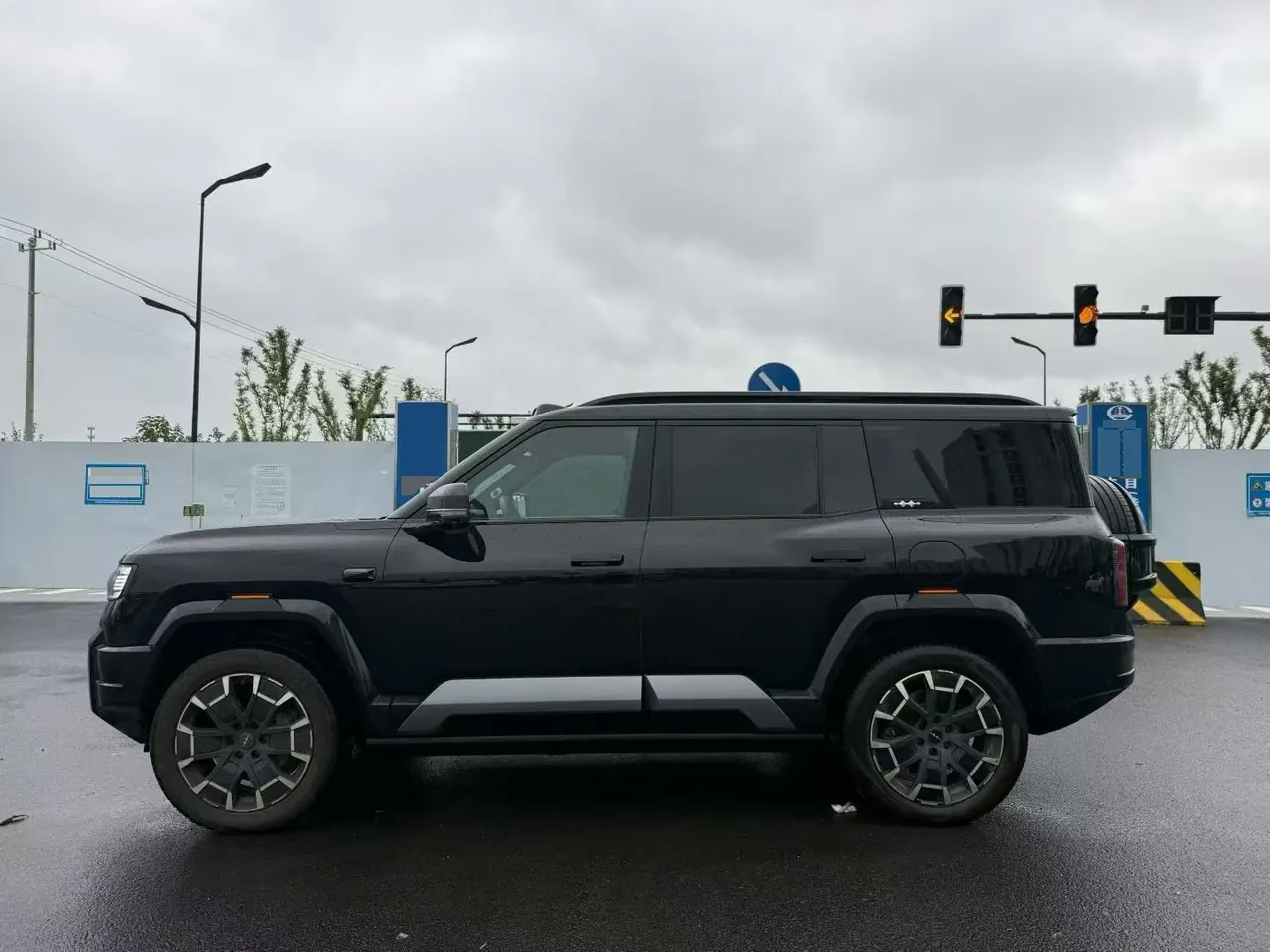 FangChengBao 2025 Leopard 8 2.0T Stepless Zhiyong Flagship Edition 6-seat Automatic Gear 4