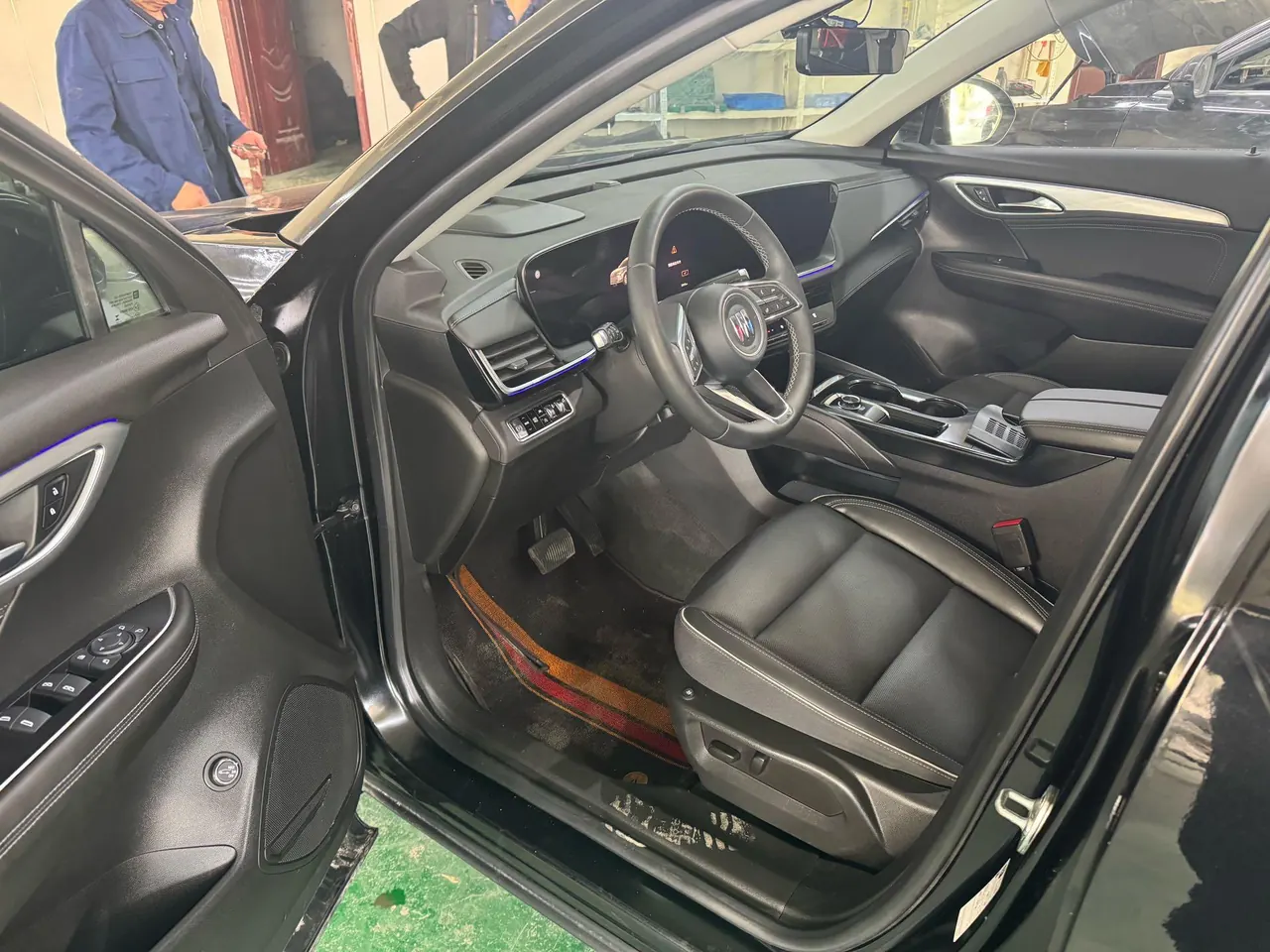Buick 2025 Angkewei Plus 2.0T 28T 4-wheel drive platinum version automatic gear 5