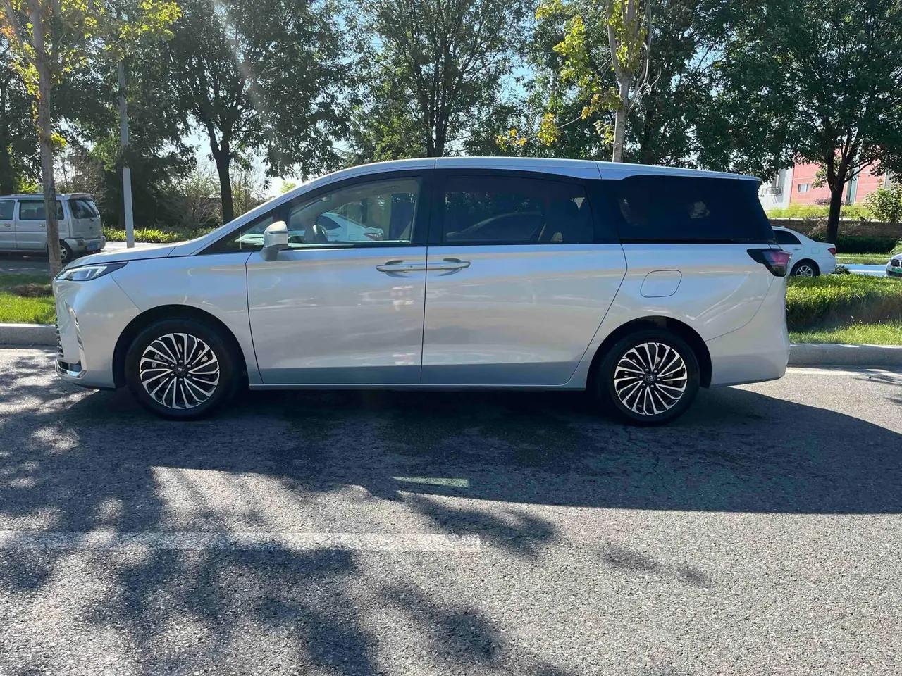 Buick 2025 GL8 Lu Shang 1.5T Premium Edition 7-seat Automatic Gear 17