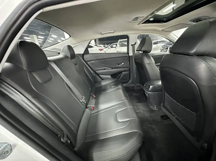 Hyundai 2022 Elantra -3-compartment 1.5 stepless LUX premium automatic gear 10