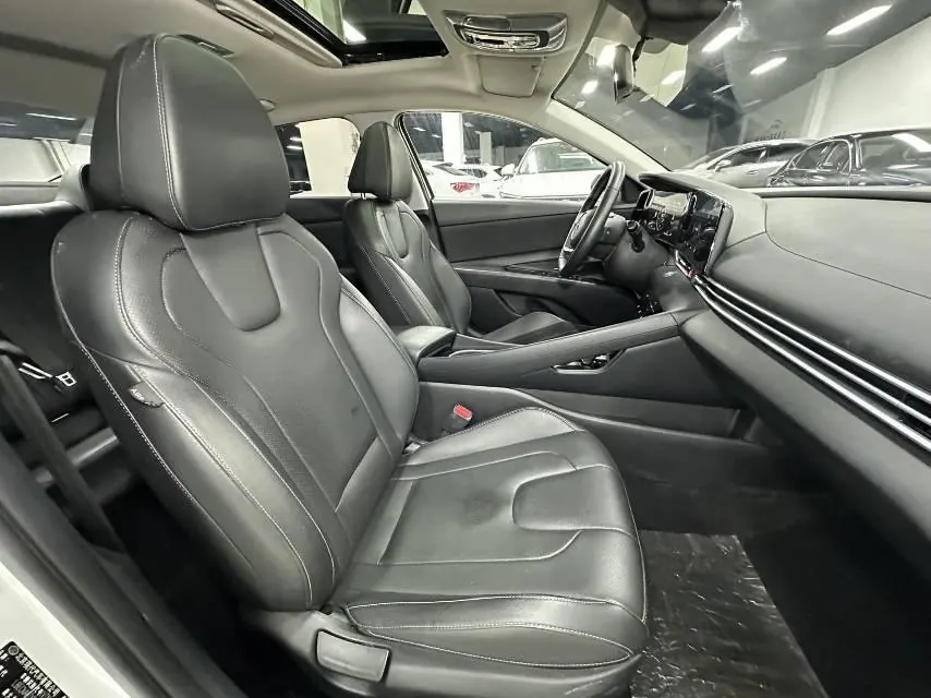 Hyundai 2022 Elantra -3-compartment 1.5 stepless LUX premium automatic gear 11