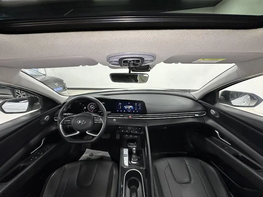 Hyundai 2022 Elantra -3-compartment 1.5 stepless LUX premium automatic gear 6