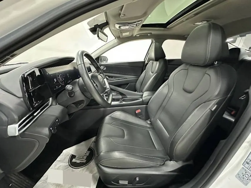Hyundai 2022 Elantra -3-compartment 1.5 stepless LUX premium automatic gear 8