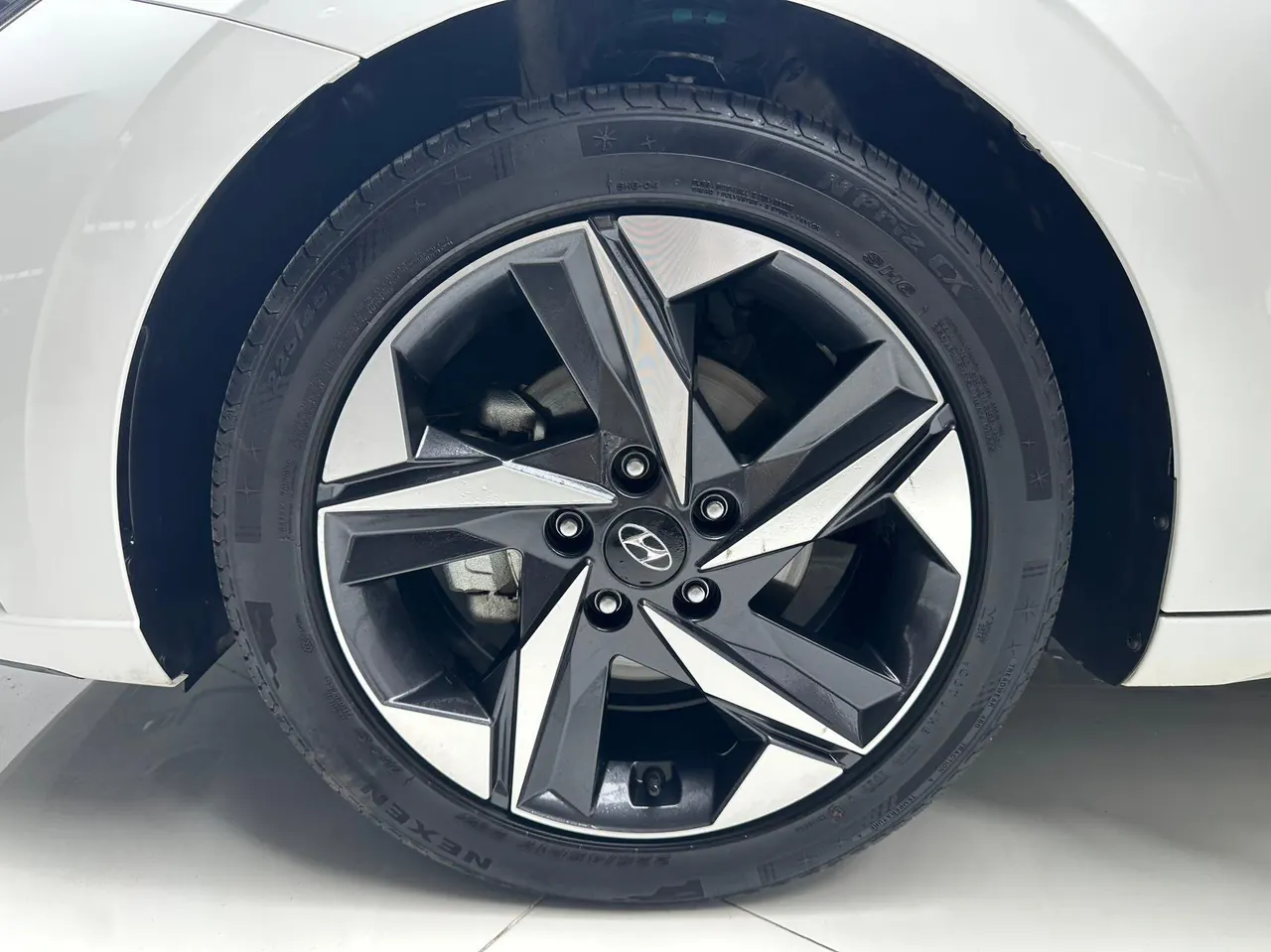 Hyundai 2022 Elantra -3-compartment 1.5 stepless LUX premium automatic gear 12