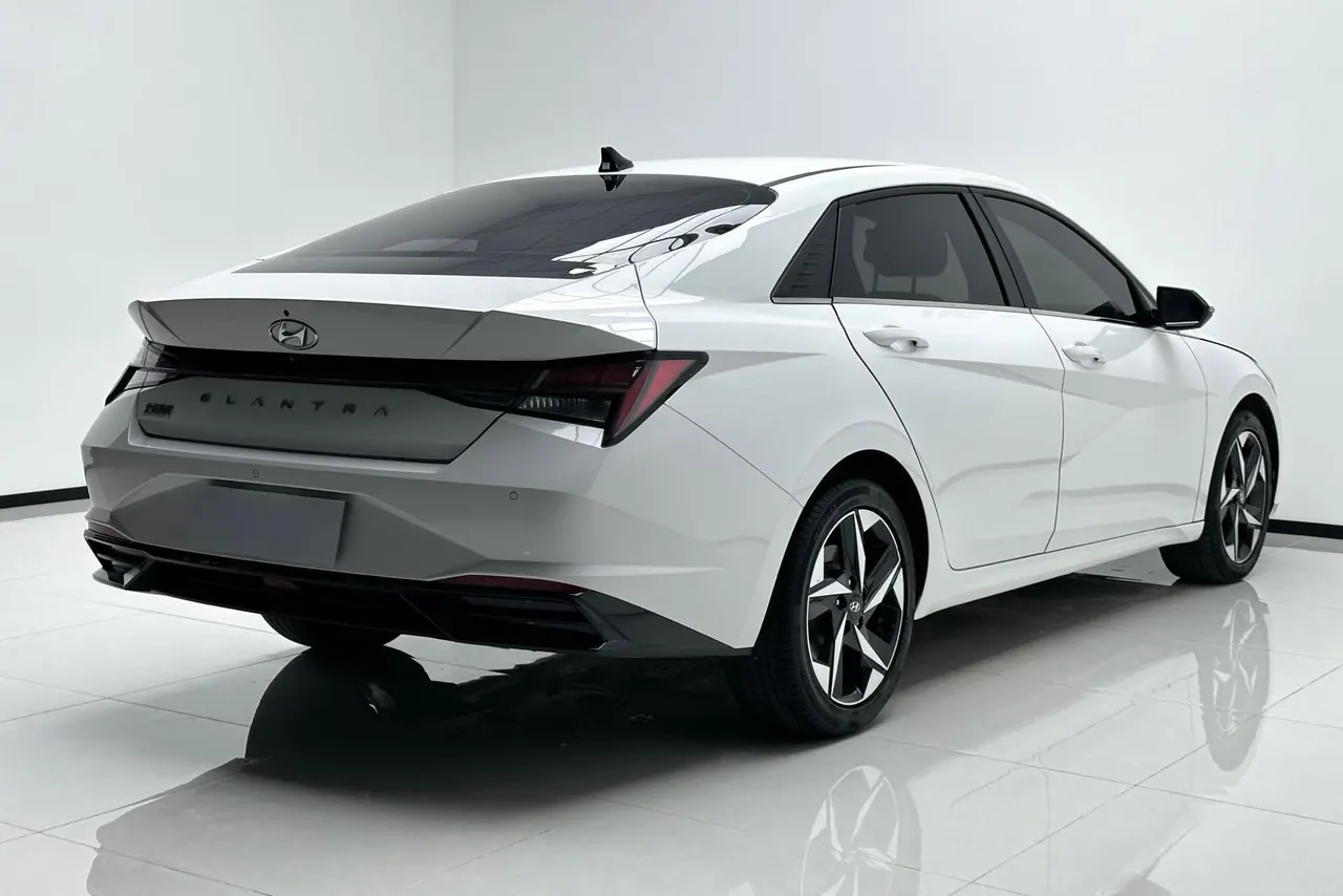 Hyundai 2022 Elantra -3-compartment 1.5 stepless LUX premium automatic gear 6