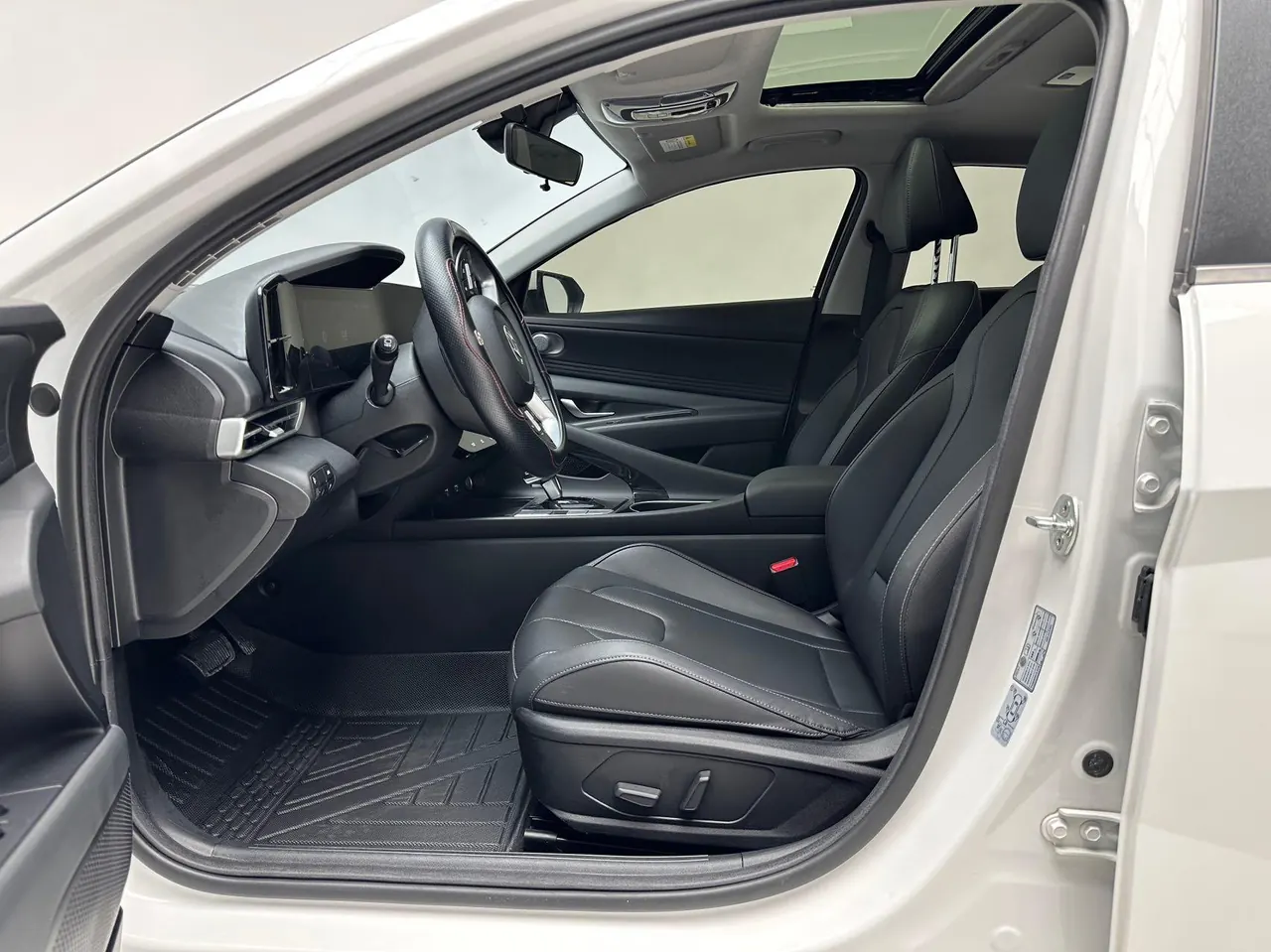 Hyundai 2022 Elantra -3-compartment 1.5 stepless LUX premium automatic gear 7