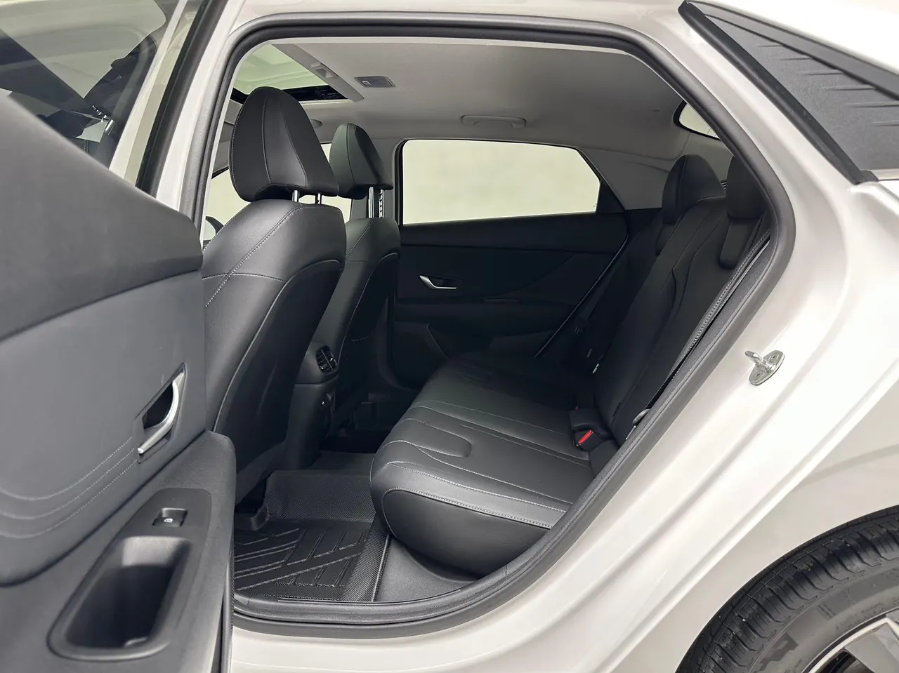 Hyundai 2022 Elantra -3-compartment 1.5 stepless LUX premium automatic gear 8