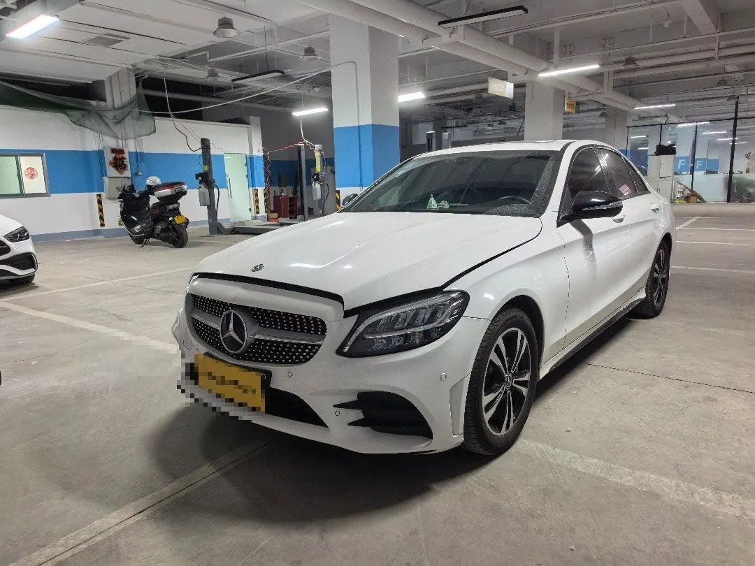Открыть галерею: Mercedes Benz Class C 2020 C 260 48V 1.5T Sports Edition Automatic Gear