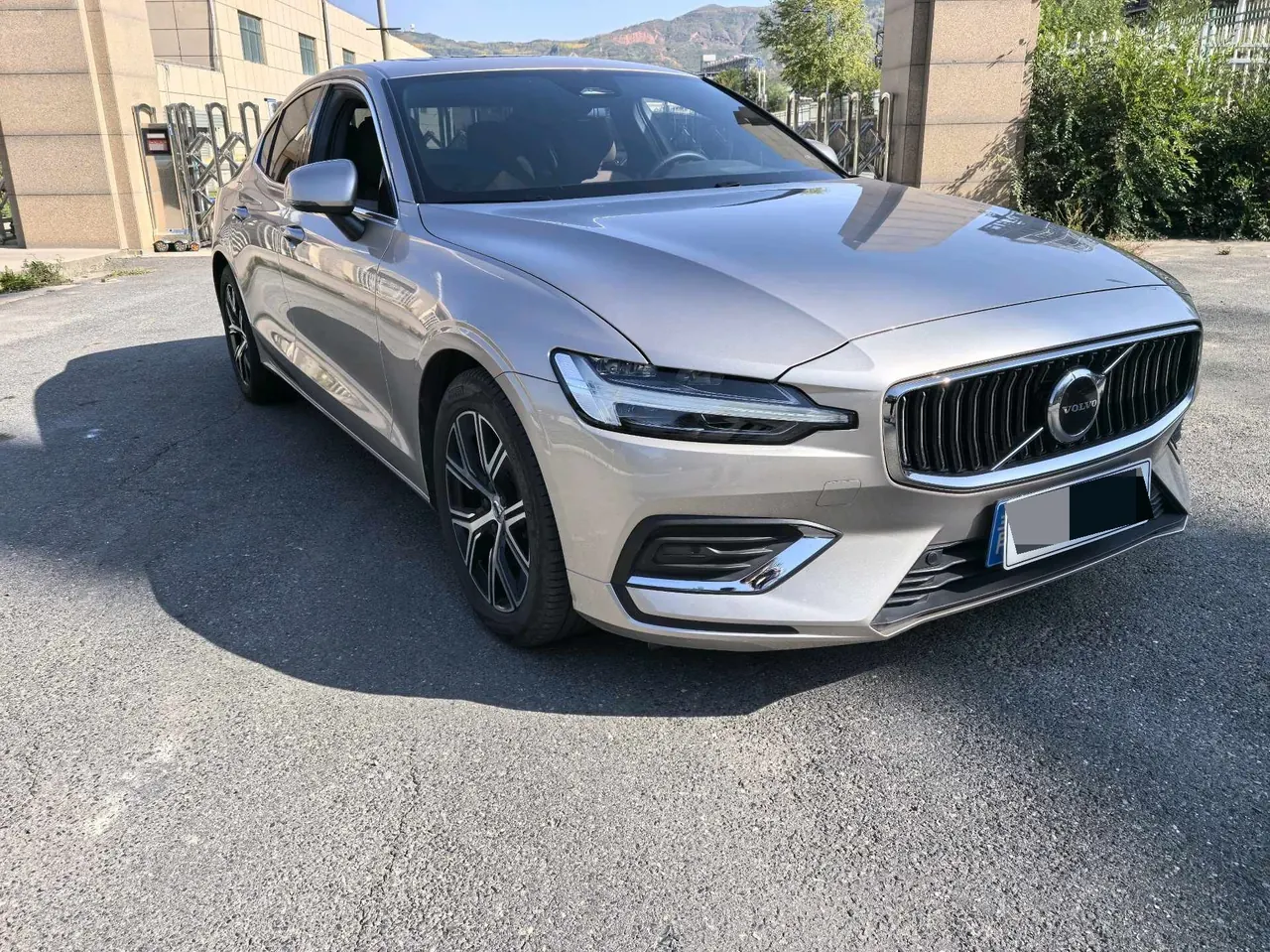 Volvo 2023 S60 48V 2.0T B4 Zhiyuan Deluxe Edition Automatic Gear 2