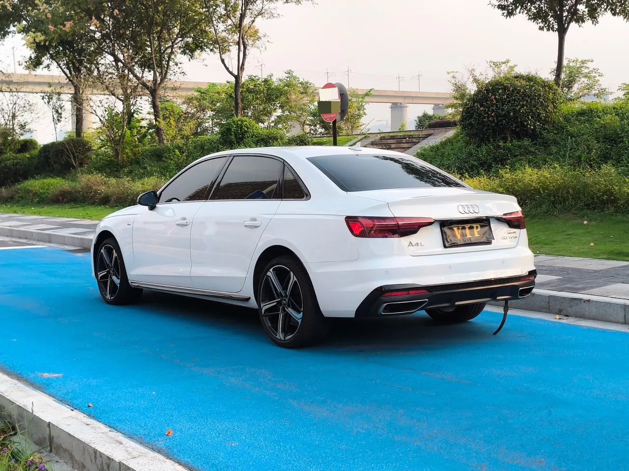 Audi 2024 A4L 2.0TFSI 40TFSI Deluxe Dynamic Automatic 9
