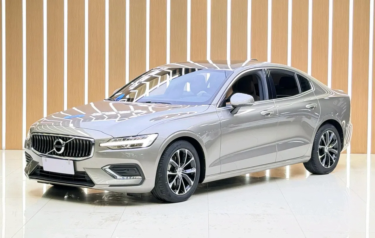 Открыть галерею: Volvo 2021 S60 2.0T T4 Zhiyi Deluxe Edition Automatic Gear