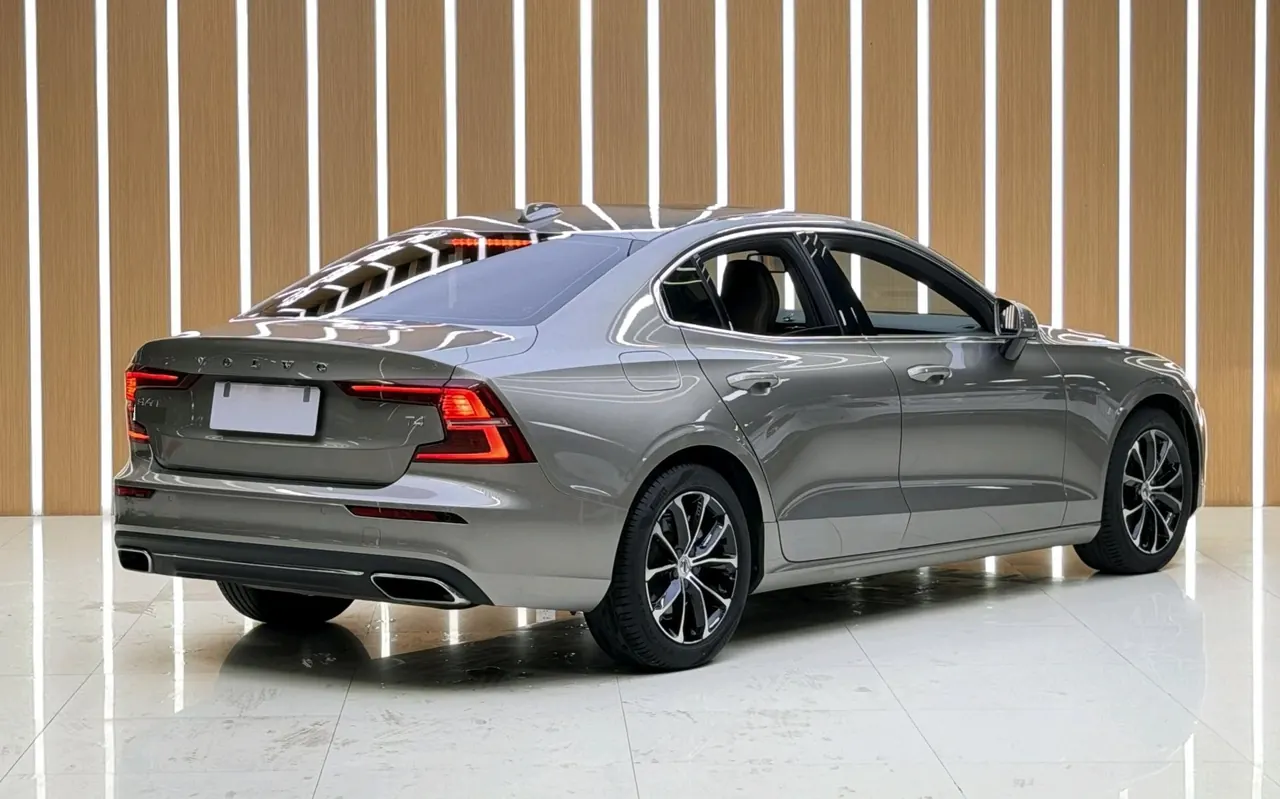 Volvo 2021 S60 2.0T T4 Zhiyi Deluxe Edition Automatic Gear 7