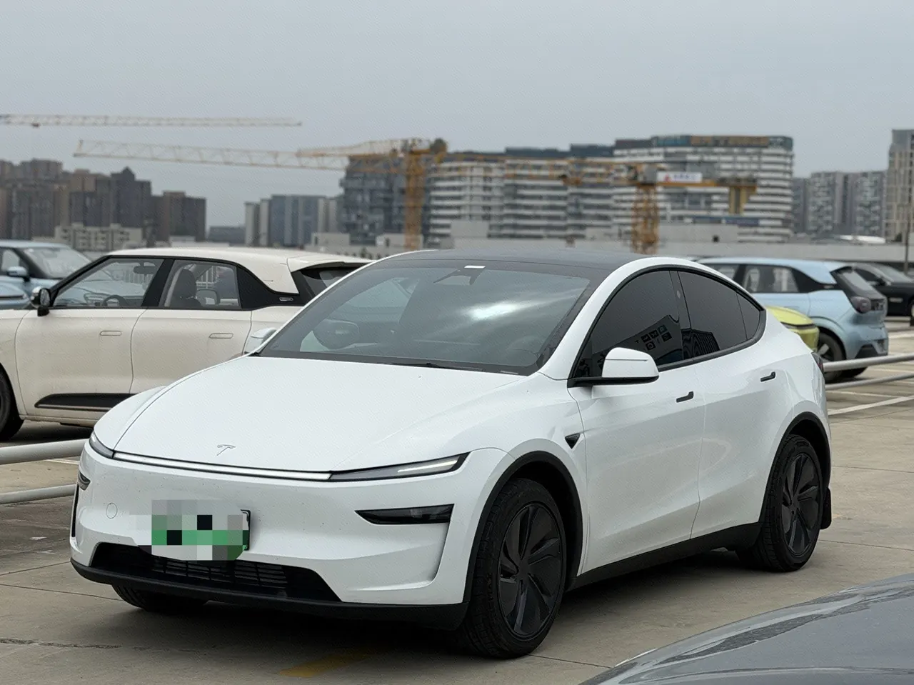 Открыть галерею: Tesla 2026 Model Y Long Range Rear-Wheel-Drive Automatic