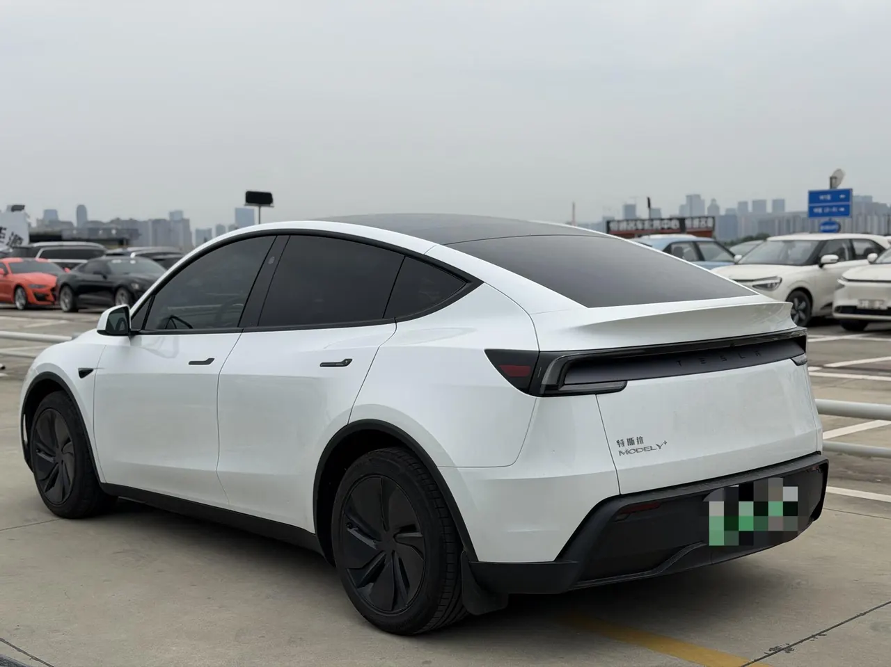 Tesla 2026 Model Y Long Range Rear-Wheel-Drive Automatic 5