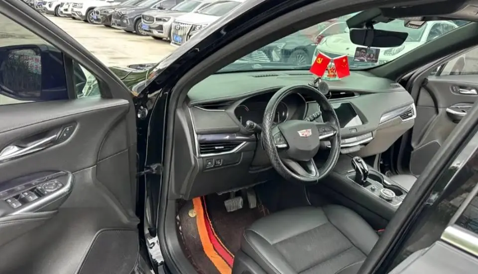 Cadillac 2021 XT4 2.0T 28T Two-Drive Technical Automatic Gear 3
