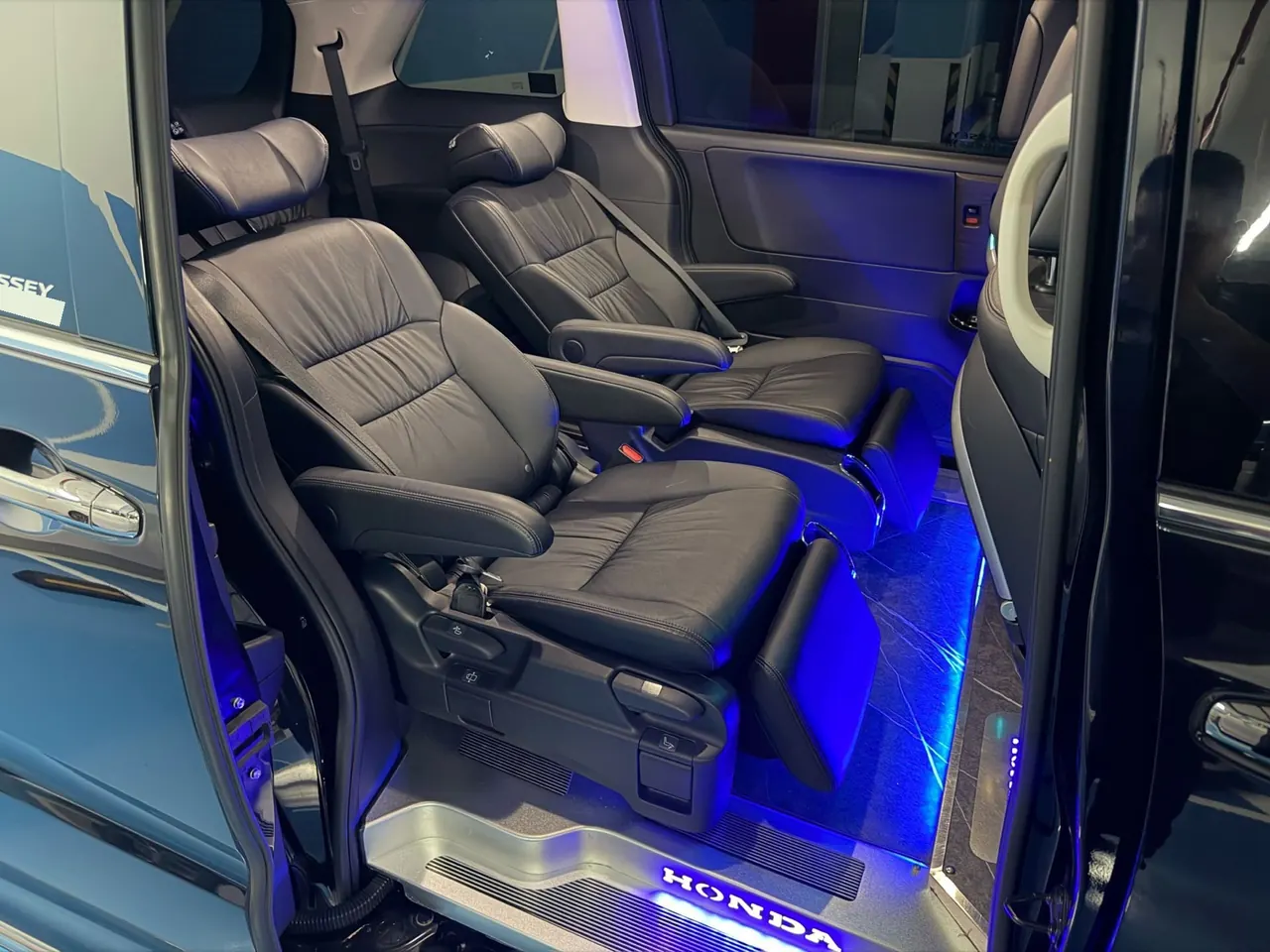 Honda 2024 Odyssey Hybrid 2.0 Stepless Sharp and Glory Edition Automatic Gear 12