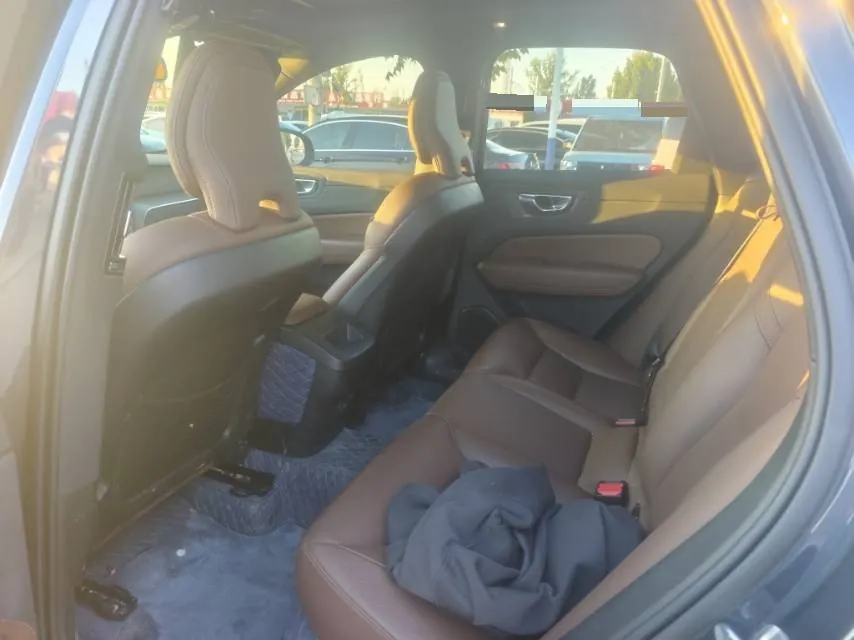 Volvo 2024 XC60 48V 2.0T B5 4-wheel-drive Zhiyi Deluxe Edition Automatic Gear 4