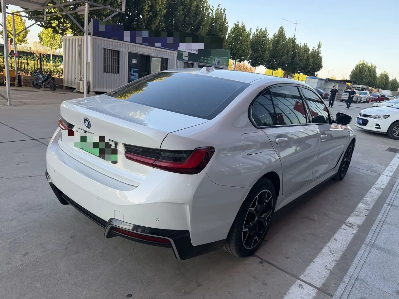BMW 2024 i3 eDrive 40 L obsidian night suit automatic gear 4