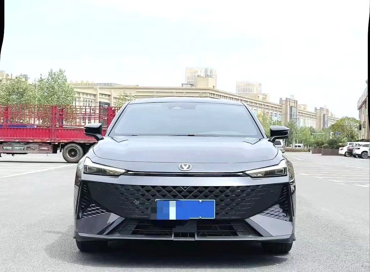 ChangAn 2024 UNI-V 1.5T Prestige Automatic 3